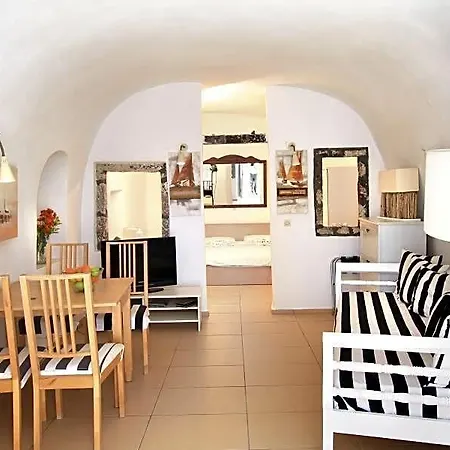 Prime 3* Oia (Santorini)